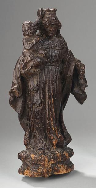 null Statue de Vierge à l'Enfant en bois sculpté. XVIIe siècle. Haut. 28 cm (Accidents...