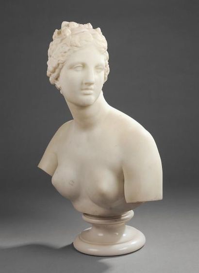 null Buste en marbre blanc: Jeune femme coiffée d'un chignon, la tête tournée vers...