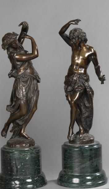 null Deux statuettes représentant un jeune éphèbe et une jeune femme dansant, bronze...