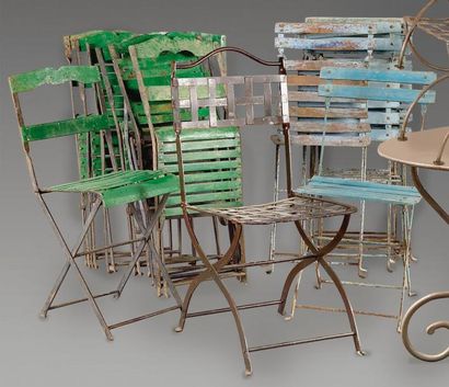 null Huit chaises pliantes de jardin en bois et métal laqué bleu. XXe siècle