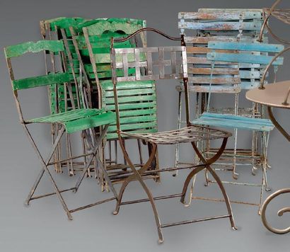 null Seize chaises pliantes de jardin en métal et bois laqué vert. XXe siècle