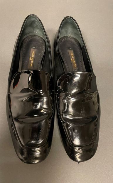 null Louis VUITTON
Lot including a pair of black patent leather moccasins 
and a...