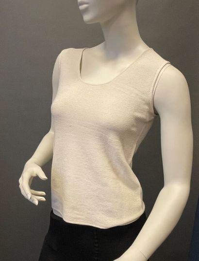 null Giorgio ARMANI
Lot including, a sleeveless top in ecru viscose 
and another...