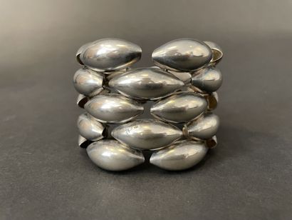 null Workshop of the 1990's
Large articulated metal bracelet with five rows of olive...