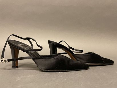 null Christian DIOR
Lot of three pairs of pumps in black leather, satin and navy...