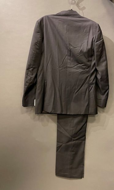 null ZEGNA
Suit including a jacket and black pants in black wool. 
Size 50 approximately....