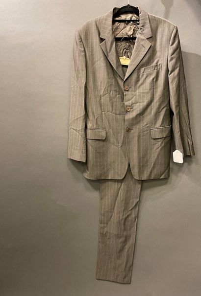 null PAUL SMITH
Grey wool suit with sky blue tennis stripes. 
Size 50 approximately....