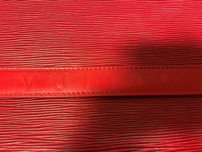 null Louis VUITTON
Red epi leather clutch, flap closure with the name of the House,...