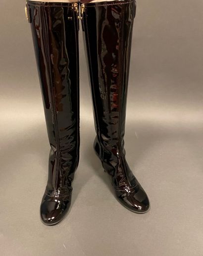 null Louis VUITTON
Pair of burgundy patent leather boots with zipper closure, 
size...