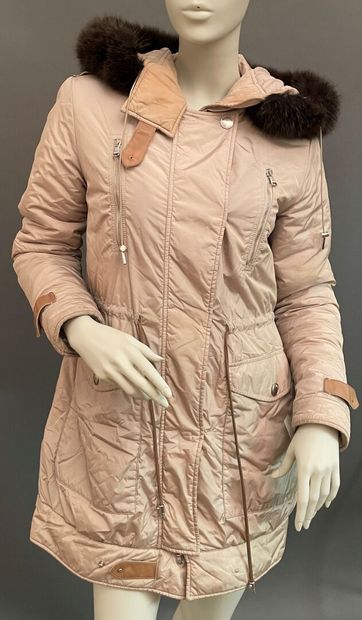 null Christian DIOR
Beige nylon down jacket with hood trimmed with fox, zipper closure...