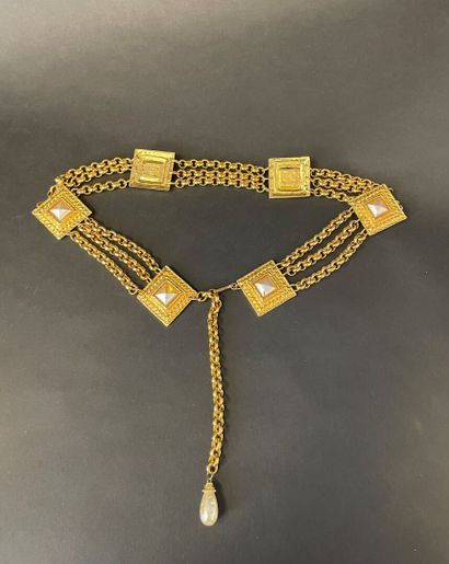 null Edouard RAMBAUD Paris, 1990.
Belt in gilded metal triple chain alternated with...