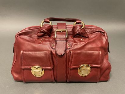null Marc JACOBS
Burgundy leather bag, double handle, zipper closure, two outside...