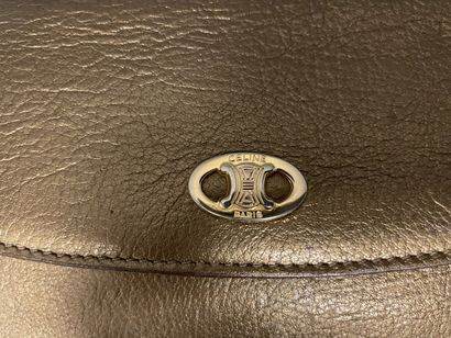 null CELINE 
Gold grained leather clutch, snap closure with triumph logo, inside...
