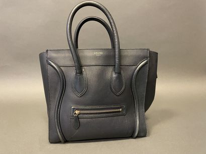 null CELINE
Trapeze" bag in navy blue leather, scratches, wear on the corners, inside...
