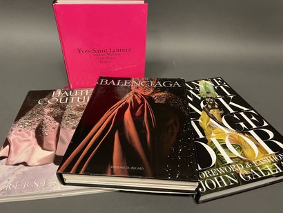 Lot composed of 4 large books on fashion...