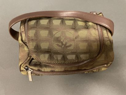 null CHANEL Circa 2002-2003 
Toilet bag in brown leather and signed canvas, zipped...
