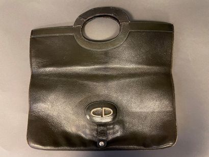 null Christian DIOR
Black leather folding clutch, hand-carried, 
wear, cracks, cigarette...