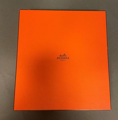 null HERMÈS
Jewelry box that can contain a necklace, suede interior.