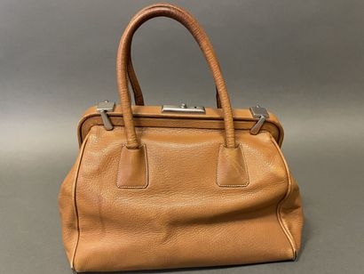 null PRADA
Doctor bag in camel grained leather, double handle, closure on rigid arch,...