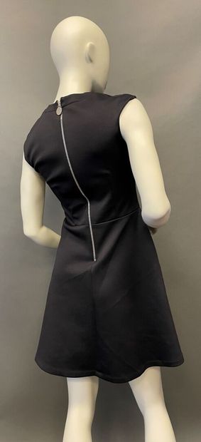 null CARVEN
Nylon dress with 3 circles, round neckline, sleeveless. 
Size 38. 
Very...