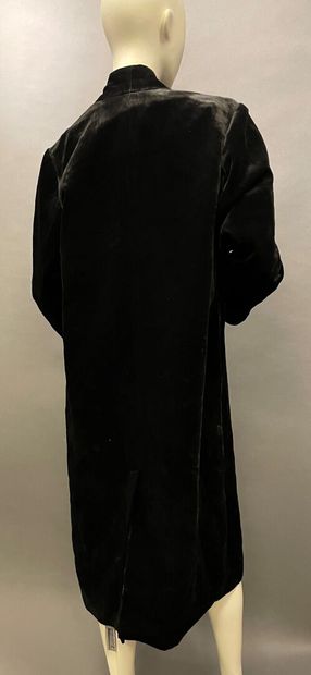 null DMN Paris 
Black velvet long coat, shawl collar, long sleeves, 
size 36/38 ...
