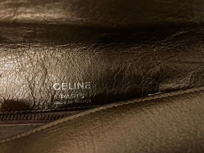 null CELINE 
Gold grained leather clutch, snap closure with triumph logo, inside...