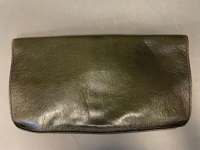 null Christian DIOR
Black leather folding clutch, hand-carried, 
wear, cracks, cigarette...