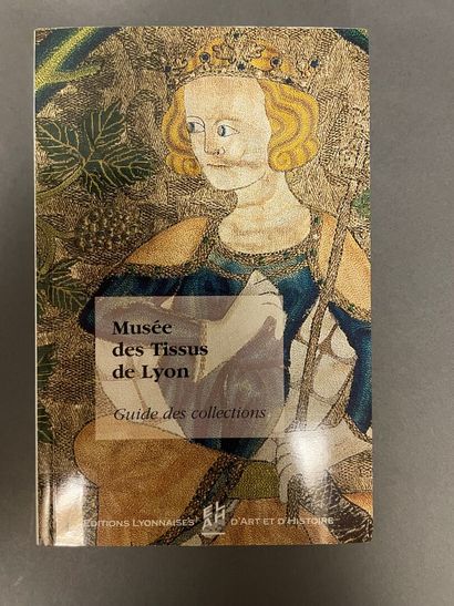 null Lot composé de 6 livres comprenant : 
Musée de tissu de Lyon, 
Fil à fil par...