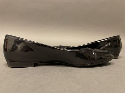 null Louis VUITTON
Pair of black patent leather ballerina shoes,
size 35 approximately,...