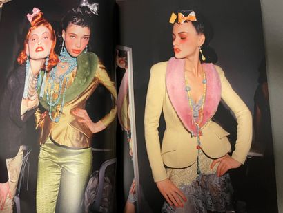 null Lot composé de 4 grands livres sur la mode dont 
Balenciaga, Yves Saint Laurent,...