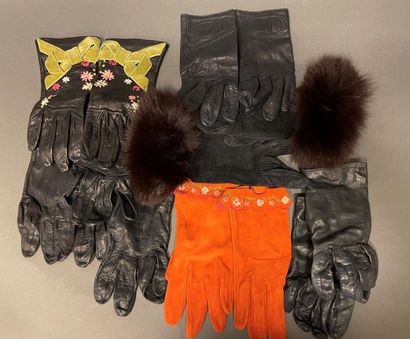 null Christian DIOR, John GALLIANO, ANONYMOUS
Lot including a pair of black gloves...