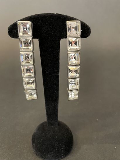 null Thierry MUGLER
Pair of ear clips line of 6 square cut rhinestones.
Signed
H...