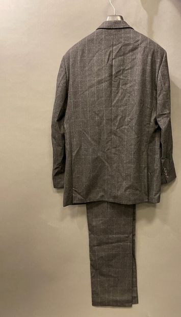 null HUGO BOSS
Wool and cashmere suit in grey with checks. 
Size 50 approximately....