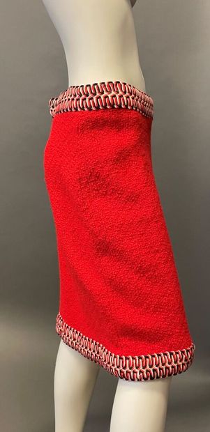 null CHANEL
Red tweed skirt, trimmed with a tricolor braid, 
size 42 approximate...