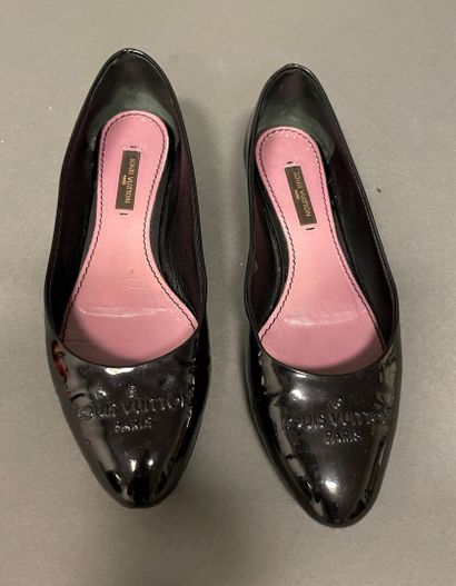 null Louis VUITTON
Pair of black patent leather ballerina shoes,
size 35 approximately,...