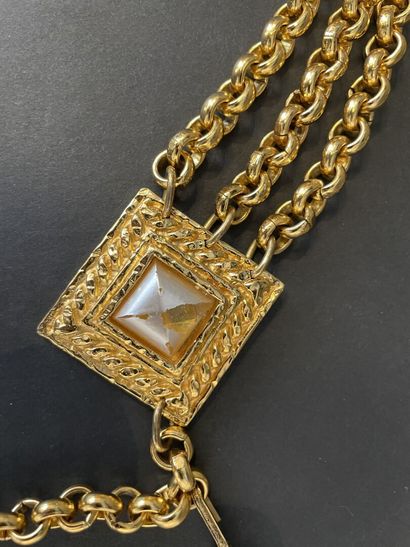 null Edouard RAMBAUD Paris, 1990.
Belt in gilded metal triple chain alternated with...
