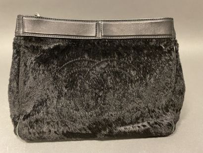 null CHANEL circa 2005-2006
Black faux fur bag embellished with the initials, double...