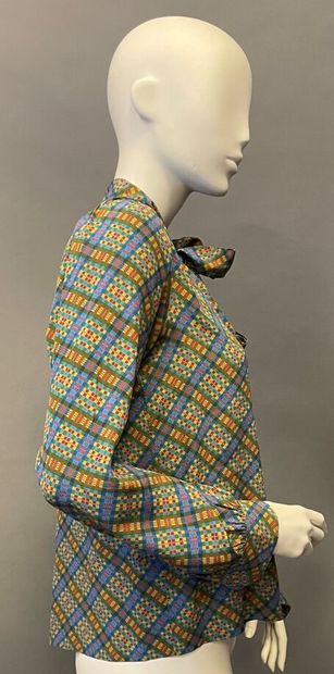 null Yves SAINT LAURENT
Printed silk blouse with lavaliere collar
Size 42 approximately
Tear...