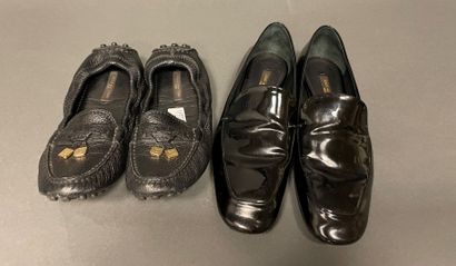 null Louis VUITTON
Lot including a pair of black patent leather moccasins 
and a...