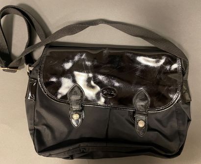 null LONGCHAMP
Nylon and patent leather bag, shoulder strap, double snap closure,...