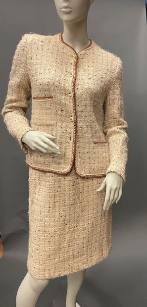 null CHANEL by Philippe GUIBOURGE
Beige and brown mottled tweed suit, including a...