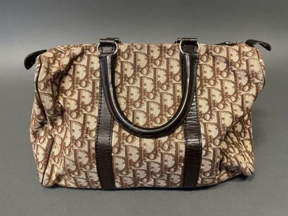 null Christian DIOR
Boston bag in brown Dior canvas, double handle, zip closure....