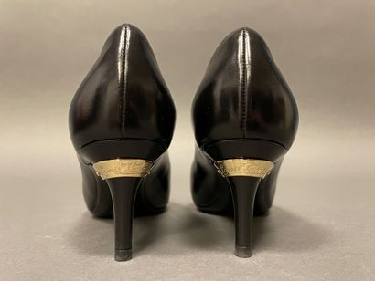 null Louis VUITTON
Pair of brown glazed leather pumps, 
34.5 Italy, 35.5 French