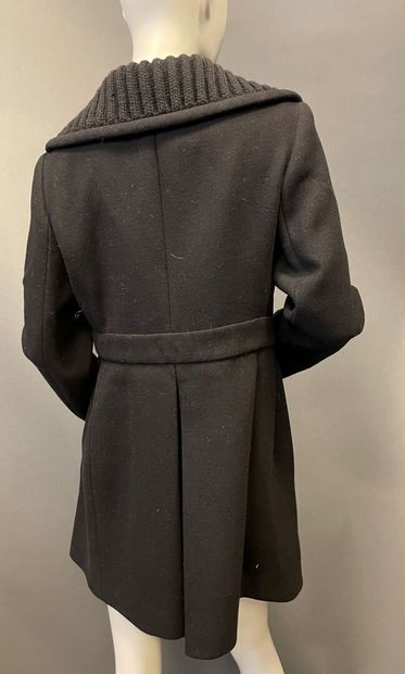 null PRADA
Wool coat with ribbed shawl collar, double breasted, cinched waist, belt....