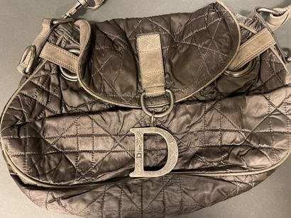 null Christian DIOR
Grey quilted nylon and leather bag, 
stains, humidity.