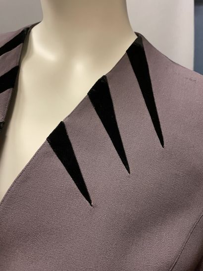null Thierry MUGLER
Grey wool suit with black velvet shark yoke, including a V-neck...