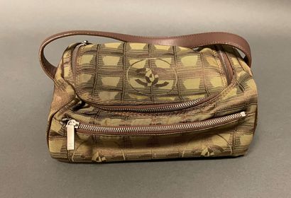 null CHANEL Circa 2002-2003 
Toilet bag in brown leather and signed canvas, zipped...