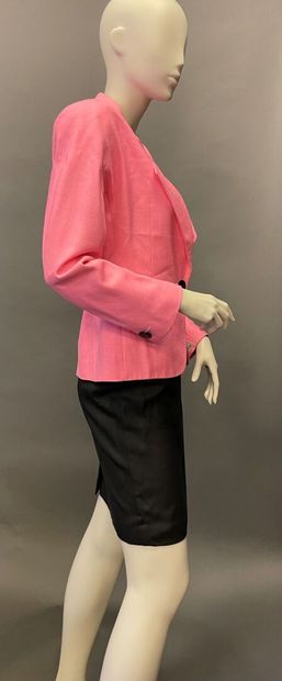 null Christian DIOR Boutique n°12012
Suit including a pink woolen jacket with notched...