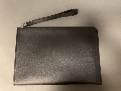 null POMELLATO
Black leather pouch with zipper closure, strap, 
excellent condition....