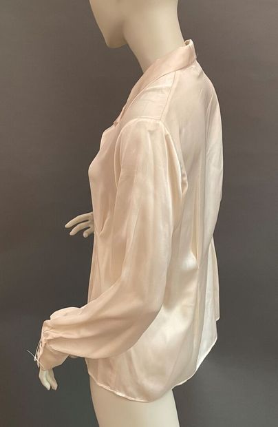 null Christian DIOR Boutique
Lot composed of three blouses in silk and viscose, 
a...